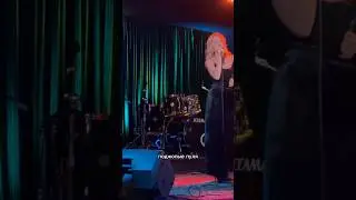Автоматические субтитры и смех и грех😂 вы так же слышите слова этой песни? “поджопые пуля»👏 