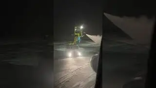 Обработка самолета незамерзайкой ✈️ 