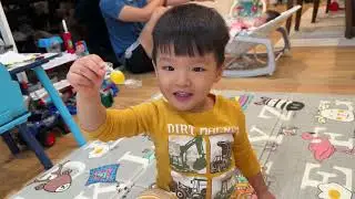 Kyle xin kẹo nhiệt tình. Chun hoá trang thành nhân vật yêu thích của tất cả các bạn nhỏ.
