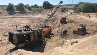 Экскаватор - драглайн ЭО-4112А грузит самосвалы Камаз