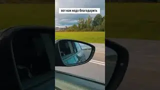 девушка мотоциклистка поморгала аварийкой