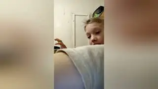 как седят за столом девушки/парни