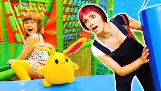 ¡Bianca y Lucky en un parque de juegos! Videos de juguetes de peluche para niños