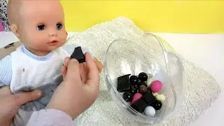 Большое яйцо конфеты Девочка играет Кукла пупсик живое видео Укладываем спать