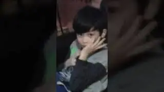 Дитина  яка смокче пальці і живиться мікробами😁