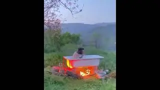 Серго Машина принимает ванну