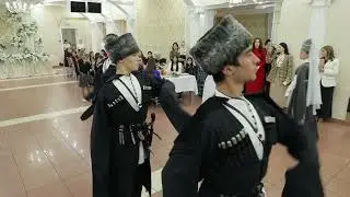 Невеста входит в зал в сопровождении танцевального коллектива. Черкесская свадьба в Армавире.
