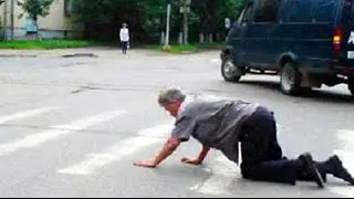 Приколы.Пьяный на дороге