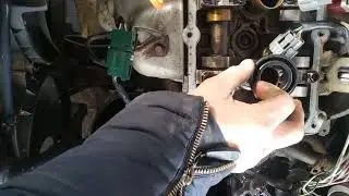 Как снять клапанную крышку и поменять свечные колодца.