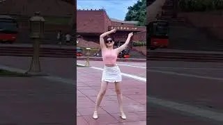 Qingqing likes to dance to this song