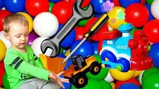 Тема Играет в Шариках | Находит машинки и учится складывать Погрузчик и Паровозик