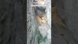 Прошли через разлом в скале