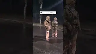 Местный житель общается с российскими военными