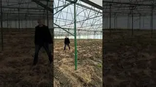 У агронома осмотр почвы 