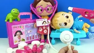 Niloya doktor seti açıp doktor oyuncakları ve doktor doktor baksana şarkısı ile doktorculuk oyunu