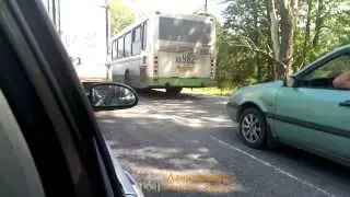 Общественный транспорт едет по обочине. Нарушение КоАП 12.15 ч.1