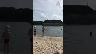 Дом плывёт по реке