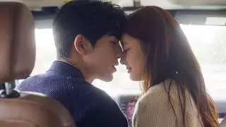 Passionate kiss in the car! Cinderella returns to China and kisses the handsome doctor fiercely
