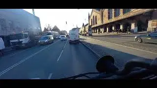 2 biler over for rødt. Og så en til.
