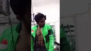 mau diantar kemana neng? #ojolganteng #ojolsixpack #ojolkeren #muscle #sixpackchallenge