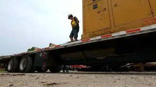 Дальнобой США загружаюсь в затопленой зоне посёлка.