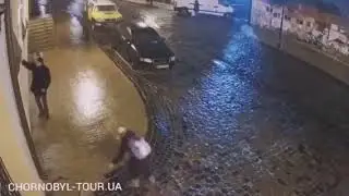 Говорят что он все еще не дошел до дома