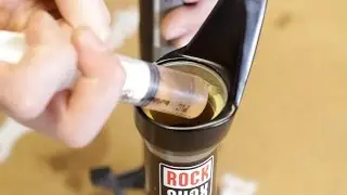 S07E01 - RockShox Lyrik Lower Legs Service