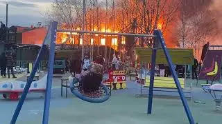 Невозмутимая девушка на фоне горящего дома в Котласе