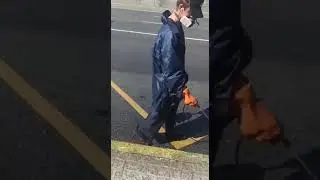 Существо в маске 4-ой степени защиты , а люди вокруг всей этой гадостью дышат