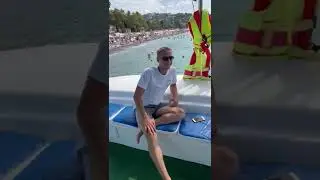 Брюс Уиллис передает всем привет с катамарана Атлас)