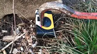 JE PÈTE UN APPAREIL PHOTO JETABLE AVEC LE PIED DE BICHE