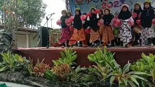 menyanyi lagu daerah diiringi tarian. paduan suara yamko rambe yamko, dan anak kambing saya.