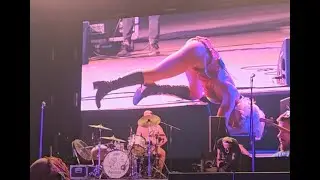 Amyl and the Sniffers - Shake Ya (live at Sziget Festival 2023) Crazy dance from Amyl!