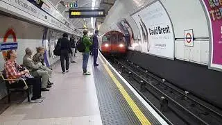:Train to Cockfosters, King's Cross St Pancras london Oct. 2016.