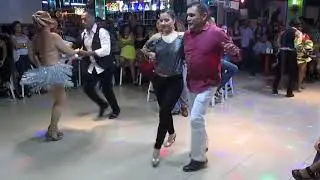 Encuentro de bailadores a ritmo de pachanga.