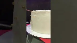 Приклеил бусинку на торт 🎂