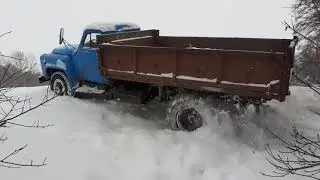 НЕРЕАЛЬНЫЕ ВОЗМОЖНОСТИ ГАЗ 53. с одним скатом колес по снегу!!!