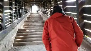 Den långa promenaden uppför trappan