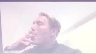 Сидит, курит, ждёт новый ролик