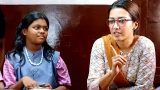 कैथरीन ट्रेसा स्कूल के बच्चों के साथ मिलजुल कर खाना खा रही है