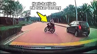 Penunggang motor wanita menukar lorong | Malaysia Dashcam Compilation