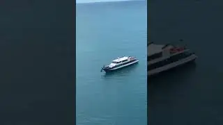 теплоход стоит на якоре у скалы. люди уплыли на берег