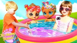 Bianca e le bambole nella piscina colorata. Bambini che giocano in piscina. Mi chiamo Bianca