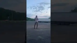 Кроссдрессер гуляет в образе на трассе