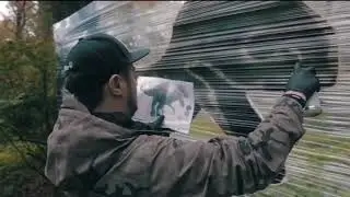 Il peint un dinosaure avec de la peinture en aérosol