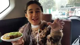 Street shopping in Delhi with street food