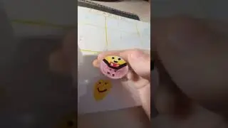 клякса Злата и её подруга Маша распечатывают бумажные сюрпризы
