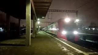 Электропоезд "Ласточка" Проезжает станцию "Новая Охта"|Санкт-Петербург