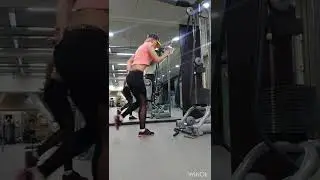 тяга одной рукой с подъемом колена