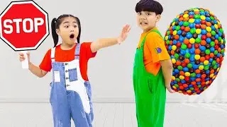 Annie and Sammy pretend play with M&M Egg Adventures!